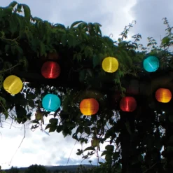 Bunte LED Solarlichterkette mit 10 Lampions