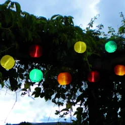 Bunte LED Solarlichterkette mit 10 Lampions