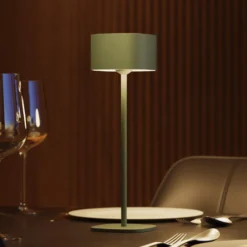 Calex LED-Akku-Tischleuchte Serino, grün, Aluminium, 2.700 K
