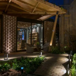 Das - puristische LED-Sockelleuchte aus Aluminium