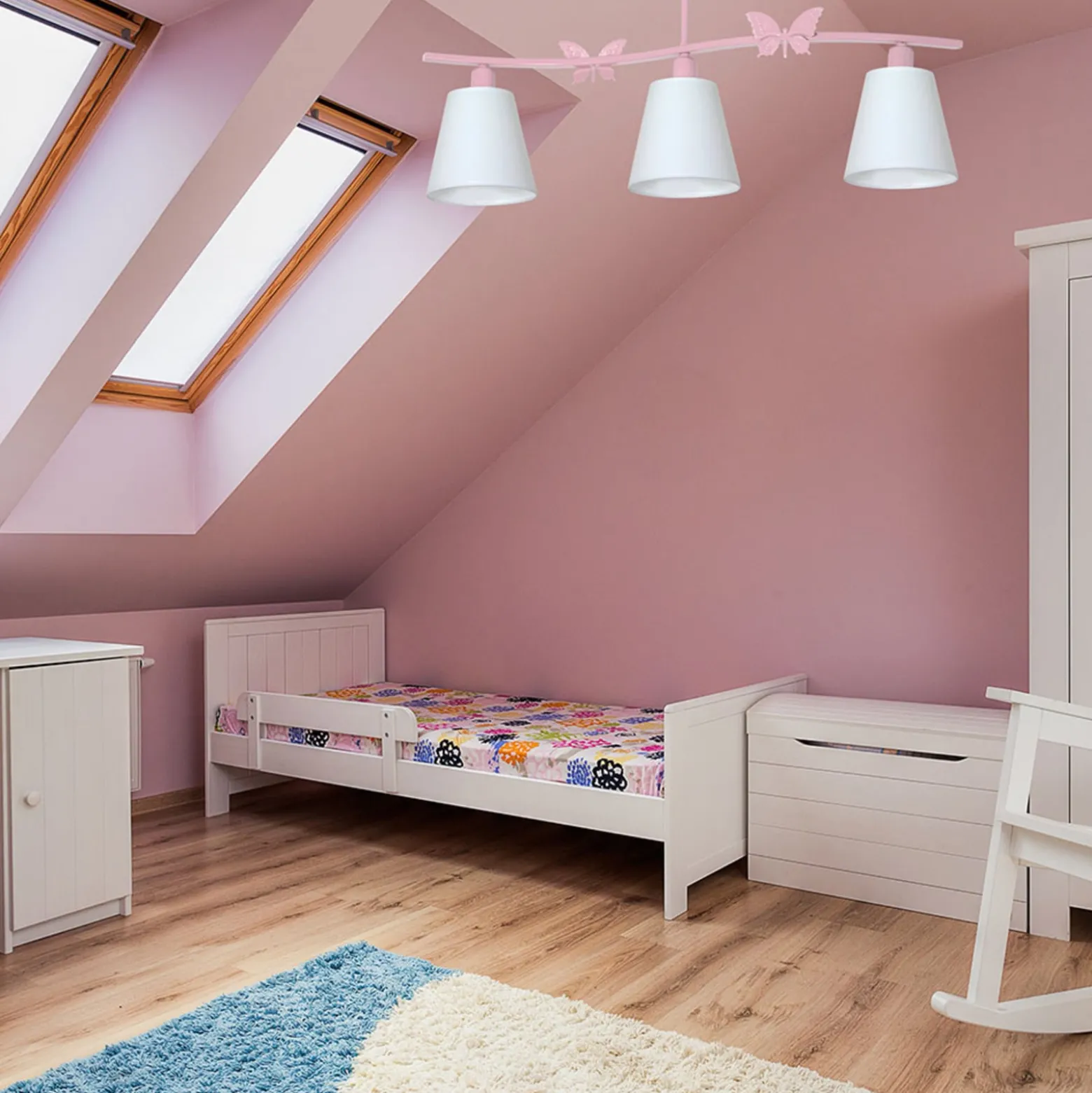 Deckenleuchte Alice, pink, drei weiße Stoffschirme