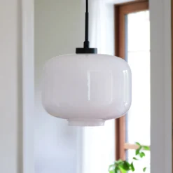 Dyberg Larsen Hängelampe Arp, weiß, Glas, Ø 30 cm