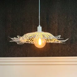 Dyberg Larsen Hängelampe Flora, perlweiß, Ø 60 cm, Metall