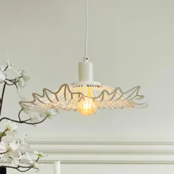 Dyberg Larsen Hängelampe Flora, perlweiß, Ø 40 cm, Metall