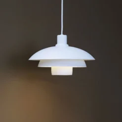Dyberg Larsen Hängelampe Morph, weiß, Ø 30 cm, Metall