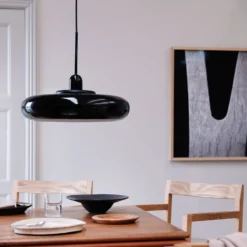 Dyberg Larsen Hängelampe Planet, schwarz, Ø 40 cm, Metall