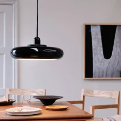 Dyberg Larsen Hängelampe Planet, schwarz, Ø 40 cm, Metall