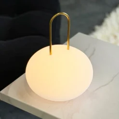 Dyberg Larsen LED-Akku-Laterne Ellipse, weiß/messing, IP44