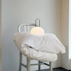 Dyberg Larsen LED-Akku-Laterne Ellipse, weiß/messing, IP44