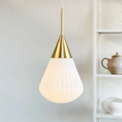 Dyberg Larsen Pendellampe Ballon, Ø 21 cm weiß/messingfarben