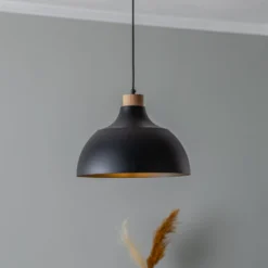 Envostar Hängeleuchte Kaitt, schwarz, Ø 34 cm, Holzdetail
