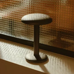 FLOS Gustave LED-Tischleuchte, Akku 927 aluminium