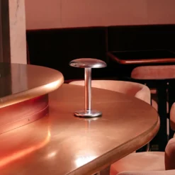 FLOS Gustave LED-Tischleuchte, Akku 927 silber