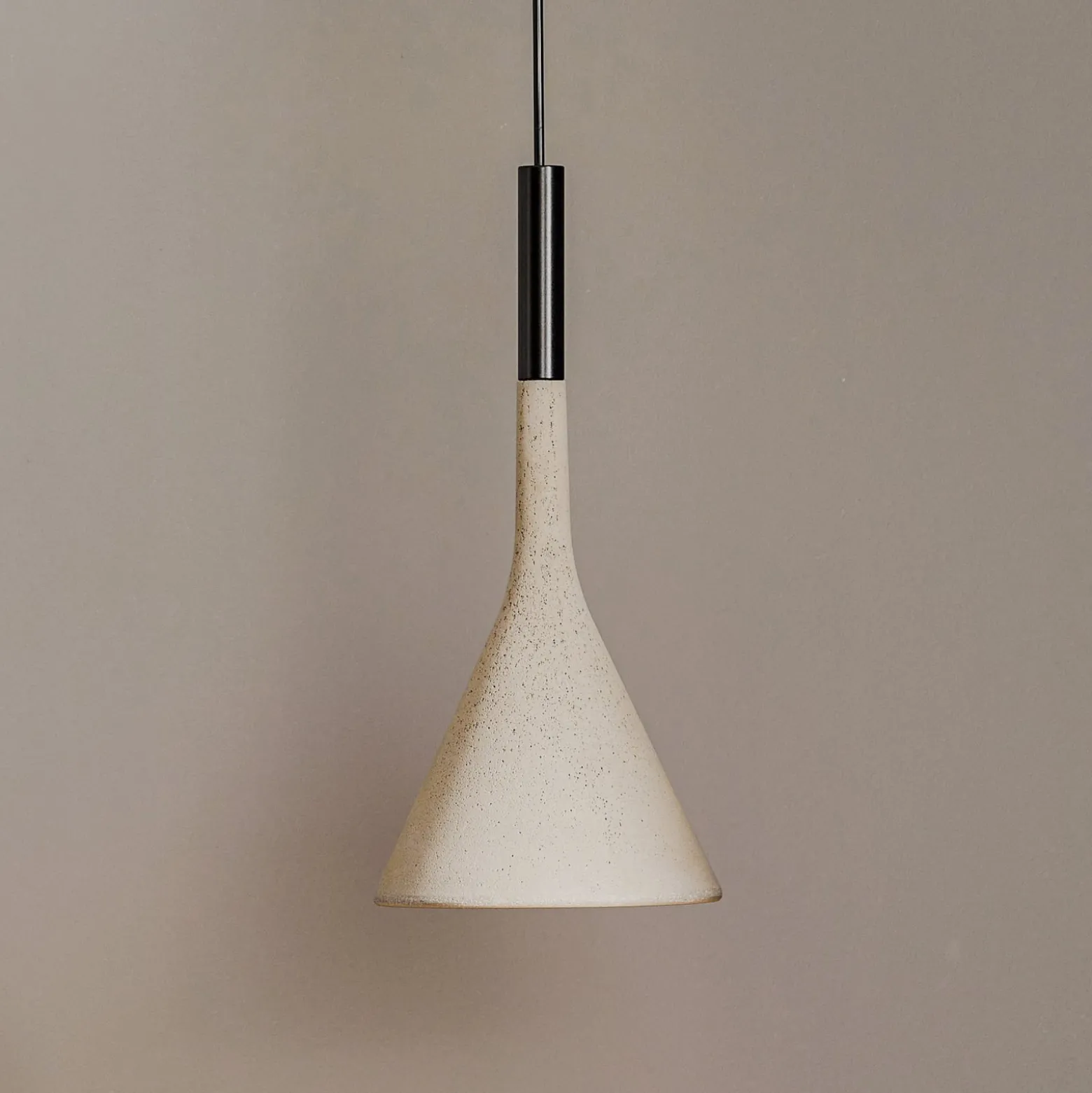 Foscarini Aplomb Hängeleuchte aus Beton, grau