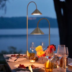 FRANDSEN LED-Akku-Stehlampe Grasp, messingfarben, Höhe 72 cm