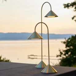FRANDSEN LED-Akku-Stehlampe Grasp, messingfarben, Höhe 72 cm