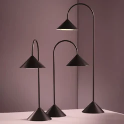 FRANDSEN LED-Akku-Stehlampe Grasp, rot, Höhe 72 cm, Metall