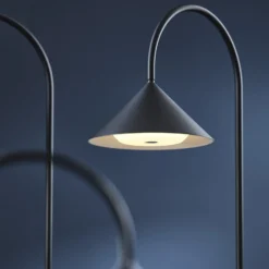 FRANDSEN LED-Akku-Stehlampe Grasp, schwarz, 72 cm, Metall