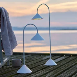 FRANDSEN LED-Akku-Stehlampe Grasp, weiß, Höhe 72 cm, Metall