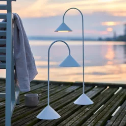 FRANDSEN LED-Akku-Stehlampe Grasp, weiß, Höhe 72 cm, Metall