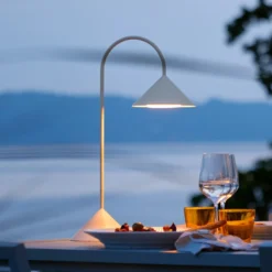 FRANDSEN LED-Akku-Stehlampe Grasp, weiß, Höhe 72 cm, Metall
