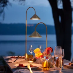 FRANDSEN LED-Akku-Tischlampe Grasp, messingfarben, Höhe 47cm