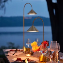 FRANDSEN LED-Akku-Tischlampe Grasp, messingfarben, Höhe 47cm