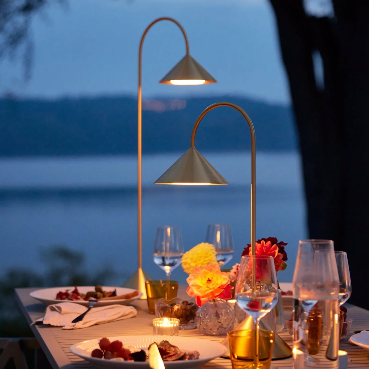 FRANDSEN LED-Akku-Tischlampe Grasp, messingfarben, Höhe 47cm