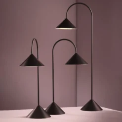 FRANDSEN LED-Akku-Tischlampe Grasp, rot, Höhe 47 cm, Metall