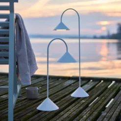 FRANDSEN LED-Akku-Tischlampe Grasp, weiß, Höhe 47 cm, Metall
