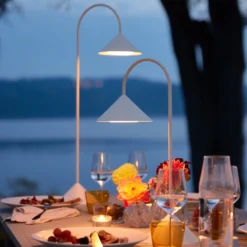 FRANDSEN LED-Akku-Tischlampe Grasp, weiß, Höhe 47 cm, Metall