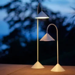 FRANDSEN LED-Akku-Tischlampe Grasp, weiß, Höhe 47 cm, Metall