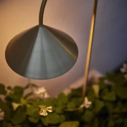 FRANDSEN LED-Erdspießlampe Grasp, messingfarben, 82 cm, IP44