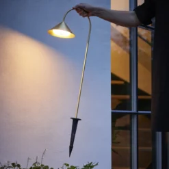 FRANDSEN LED-Erdspießlampe Grasp, messingfarben, 82 cm, IP44