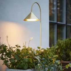 FRANDSEN LED-Erdspießlampe Grasp, messingfarben, 82 cm, IP44