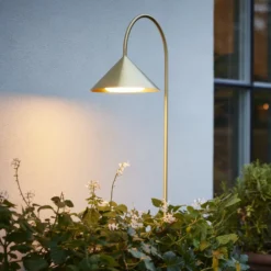 FRANDSEN LED-Erdspießlampe Grasp, messingfarben, 82 cm, IP44