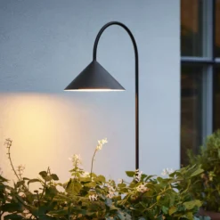 FRANDSEN LED-Erdspießlampe Grasp, schwarz, Höhe 82 cm, IP44