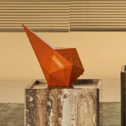 Gubi Akku-Tischleuchte Bagdad, orange, Höhe 36 cm, Metall