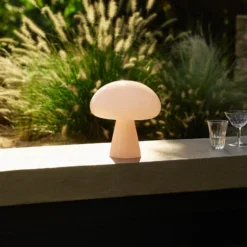 GUBI LED-Akku-Tischleuchte Obello, puderrosa, IP44, Glas