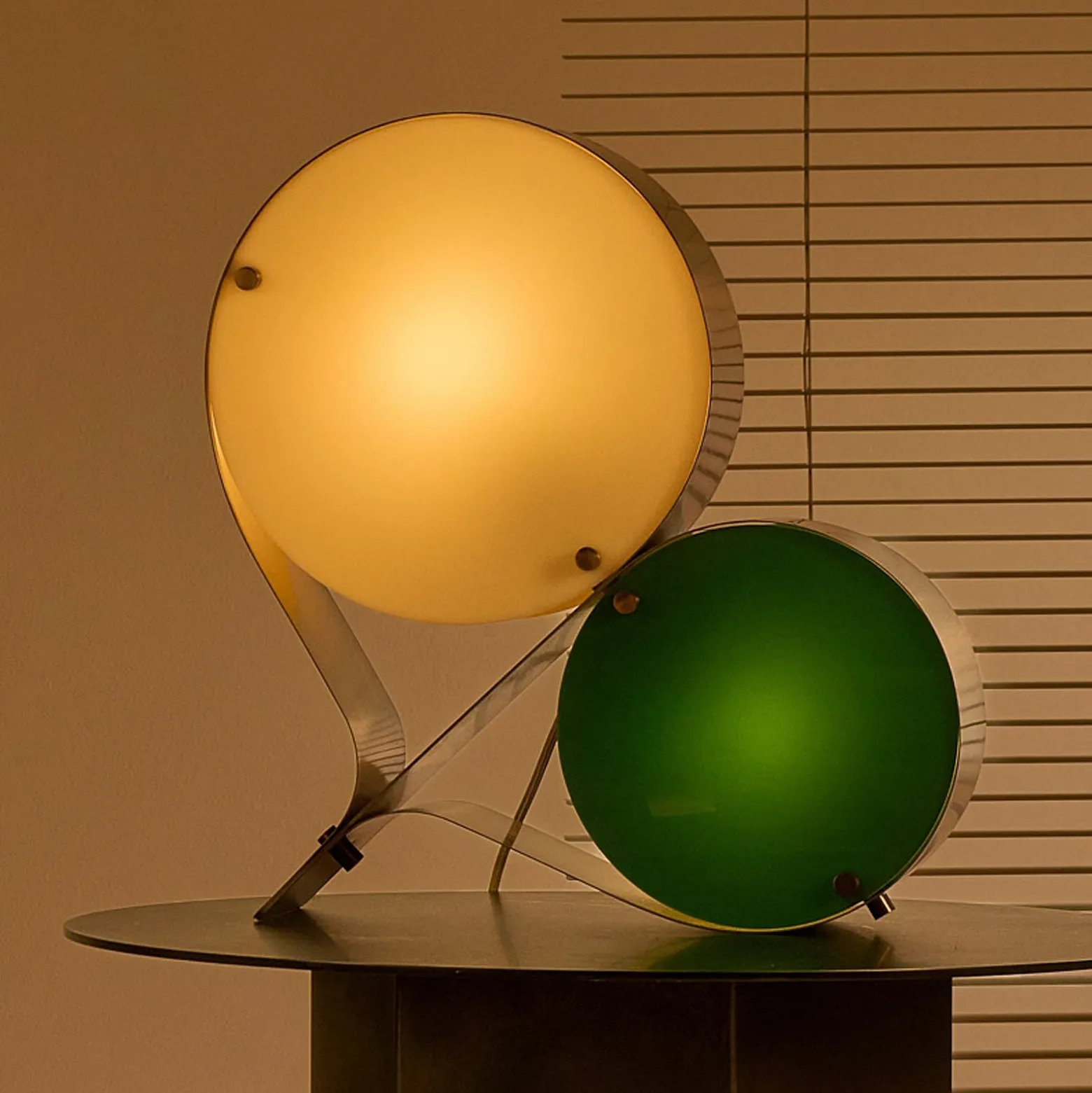 Gubi Tischleuchte Coppia, elfenbein/olivgrün, Höhe 42 cm