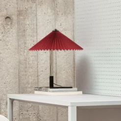 Hay LED-Tischlampe Matin, dunkelrot/messing, Höhe 38 cm