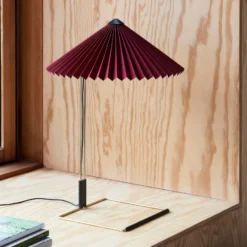 Hay LED-Tischlampe Matin, dunkelrot/messing, Höhe 38 cm