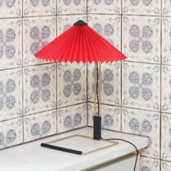 Hay LED-Tischlampe Matin, hellrot/messing, Höhe 38 cm