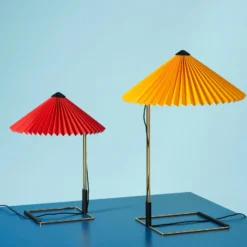 Hay LED-Tischlampe Matin, hellrot/messing, Höhe 38 cm