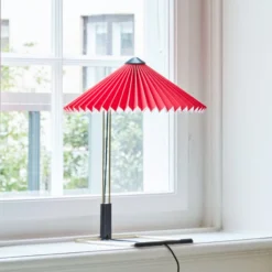 Hay LED-Tischlampe Matin, hellrot/messing, Höhe 38 cm