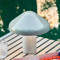 HAY Pao Portable LED-Tischleuchte mit Akku grau