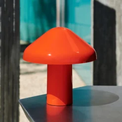 HAY Pao Portable LED-Tischleuchte mit Akku rot