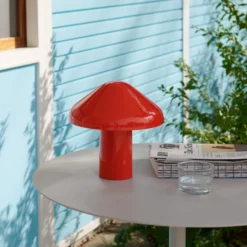 HAY Pao Portable LED-Tischleuchte mit Akku rot