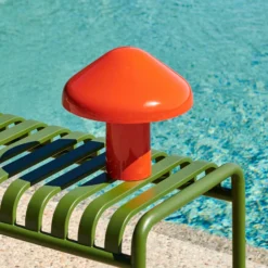 HAY Pao Portable LED-Tischleuchte mit Akku rot