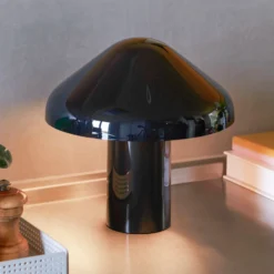HAY Pao Portable LED-Tischleuchte mit Akku schwarz